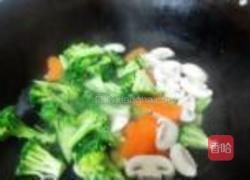 西兰花炒鸡的做法图解3