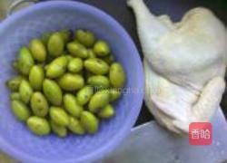 青橄榄炖鸡汤的做法图解1