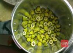 青橄榄炖鸡汤的做法图解3