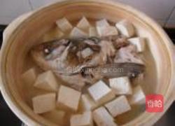 蟹味菇鱼头豆腐煲的做法图解10