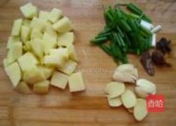 土豆烧排骨的做法图解1