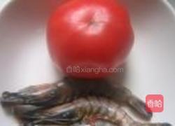 番茄炖对虾的做法图解1