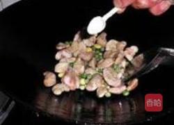 嫩菱炒银杏的做法图解3