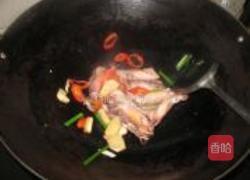 姜葱爆鱿鱼筒的做法图解2