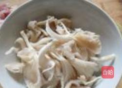 凤尾菇炒肉的做法图解1