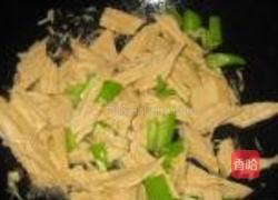 尖椒炒腐竹的做法图解9