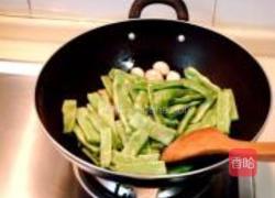 鱼露金蒜焖扁豆的做法图解5