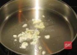 蒜味剁椒炒蛏子的做法图解2