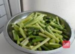 红蘑蒜苔的做法图解2