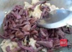 红蘑蒜苔的做法图解7