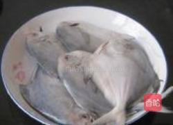 椒盐煎鲳鱼的做法图解1