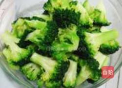 蒜香番茄炒西兰花的做法图解1