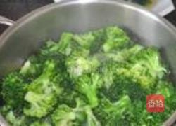 西兰花炒鸡丁的做法图解2