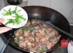 豇豆香菇焖鸡仔的做法图解12