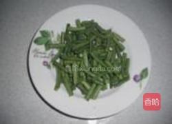 豇豆香菇焖鸡仔的做法图解4