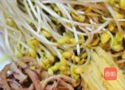 鱿鱼爆黄豆芽的做法图解1