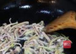 鱿鱼爆黄豆芽的做法图解5