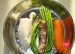 肉肠蒜薹胡萝卜的做法图解1