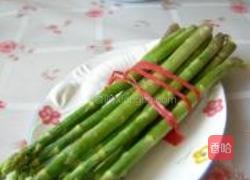 芦笋拌虾仁的做法图解1