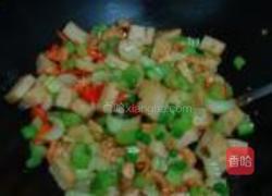 西芹虾干炒鱼饼的做法图解8