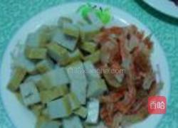 西芹虾干炒鱼饼的做法图解1