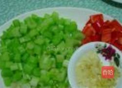 西芹虾干炒鱼饼的做法图解2