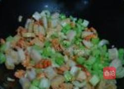 西芹虾干炒鱼饼的做法图解5