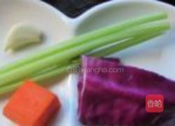 凉拌紫甘蓝玉米粒的做法图解2