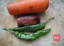 红萝卜青椒炒腊肠的做法图解1