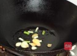 红萝卜青椒炒腊肠的做法图解5