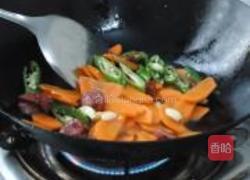 红萝卜青椒炒腊肠的做法图解8