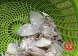 三椒爆墨鱼仔的做法图解1