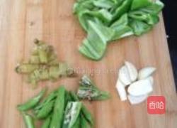 三椒爆墨鱼仔的做法图解4