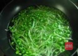 红椒炒绿芽的做法图解3