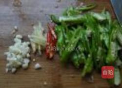 尖椒炒猪耳根的做法图解2