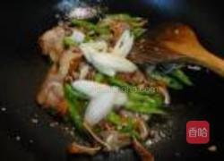 尖椒炒猪耳根的做法图解6