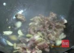 芹菜炒骨头肉的做法图解5