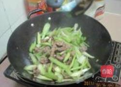 芹菜炒骨头肉的做法图解6