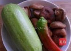 香菇炒西葫芦的做法图解1