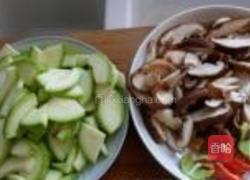 香菇炒西葫芦的做法图解2