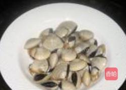 白菜蛤蜊汤的做法图解2
