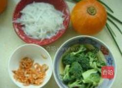 虾仁银鱼金瓜盅的做法图解1