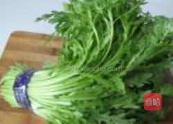 茼蒿杆儿腊肉丝的做法图解1
