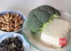桃仁木耳豆腐煲的做法图解1