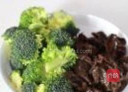 桃仁木耳豆腐煲的做法图解2