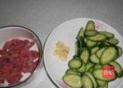 黄瓜炒香肠的做法图解2