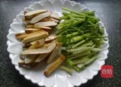 芹菜炒香干的做法图解1