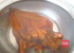 苦瓜炒腊猪耳朵的做法图解2
