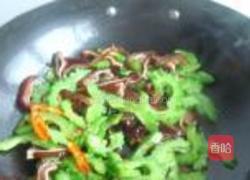苦瓜炒腊猪耳朵的做法图解9