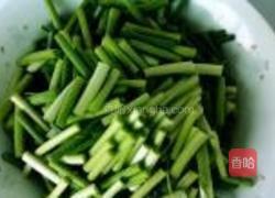 蒜苗炒咸肉片的做法图解1